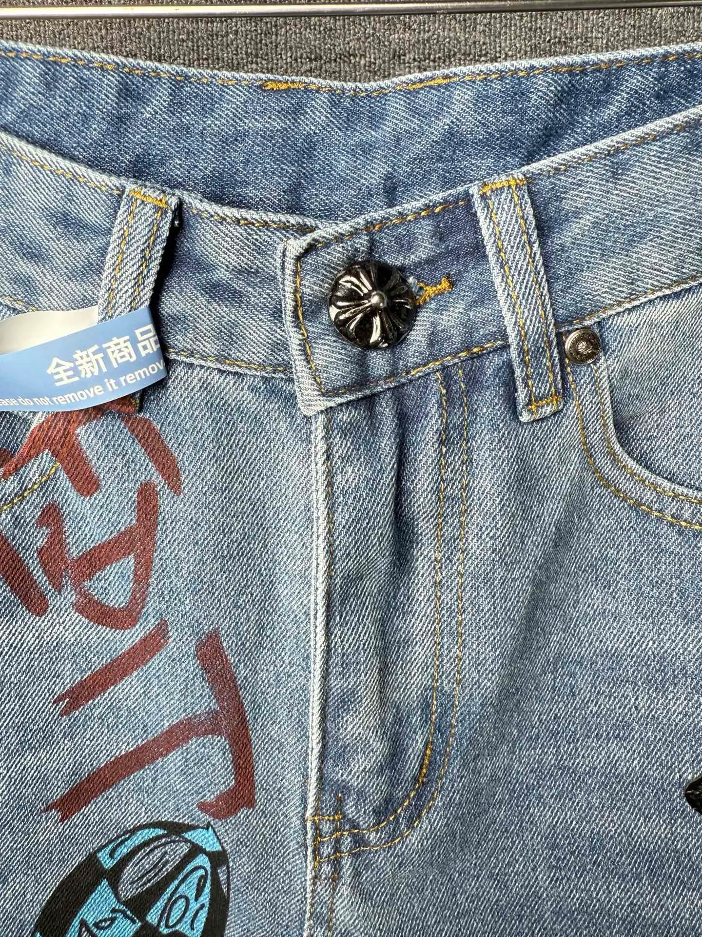 P250 💰 (Top version) Chrome hearts print stitching black leather classic washed jeans, truly restores the ultimate vintage texture, three-dimensional version, loose and comfortable, not picky about the figure, taller and slimmer, factory precision, original factory quality control, same style for men and women, can be matched with couples, versatile recommendation, must-have jeans for all seasons, fashionistas have been disappointed. From the quality selection of fabrics, the tailoring of details, and the matching of patterns, they are all impeccable! The upper body is so handsome when worn...it can be easily worn by men, women and children! The craftsmanship is made of heavy-duty washed pure cotton denim fabric. After washing, it is soft and thick and looks very stylish when worn. Color: blue Size: 28-30-32-34-36 (corresponding to S-M-L-XL-XXL)